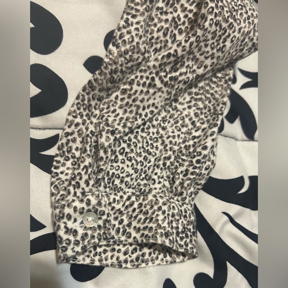 Lucky brand long sleeve leopard print shirt- size m - Picture 3 of 9